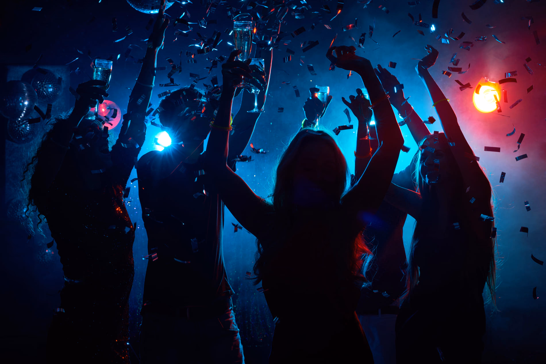 Soirée animée avec confettis et ambiance festive